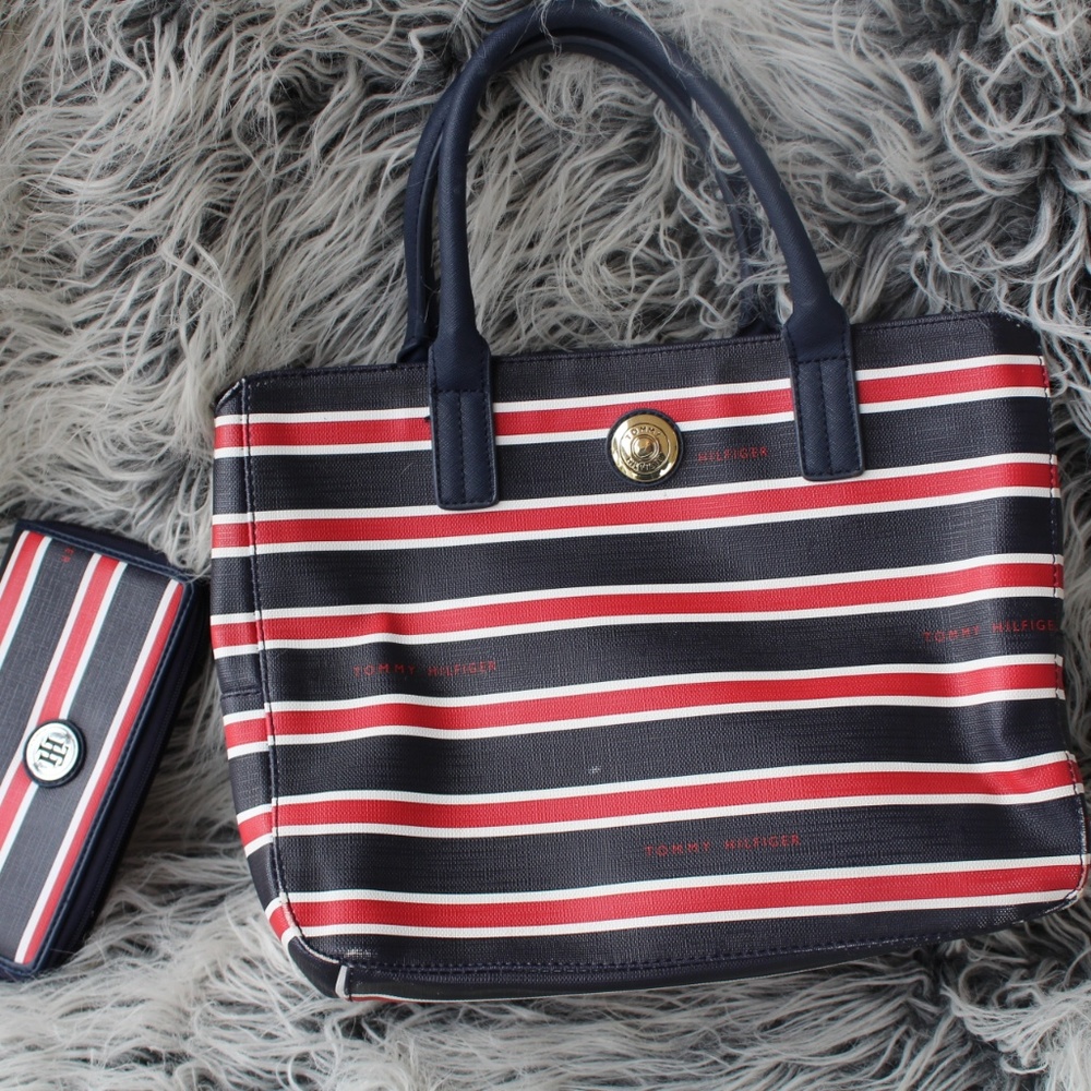 Tommy Hilfiger Purse with Wallet! 👜